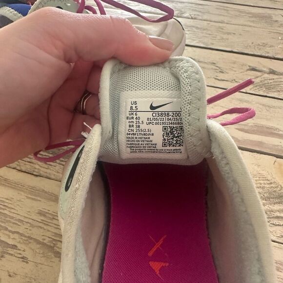 Nike Women's Air Max DIA SE Sneakers - Picture 7 of 7